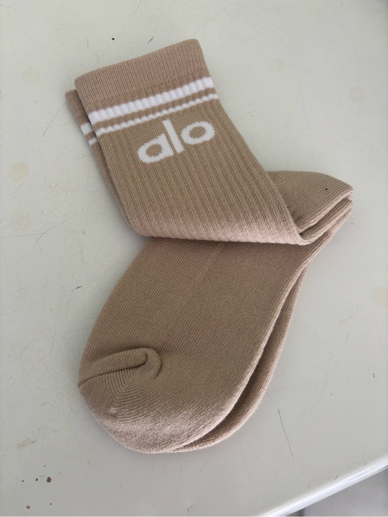 ALO Yoga Accessories - Alo women’s Beige Logo Crew Socks - Comfortable Athletic Cushioning